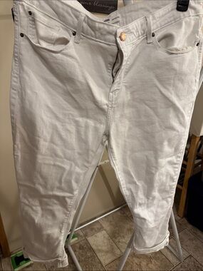 Signature by Levi Strauss White Mid-Rose Cuffed Capris